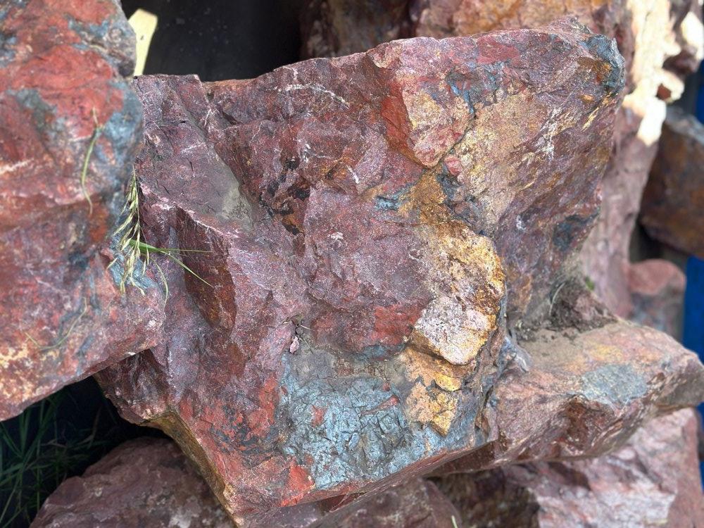 Камни для ландшафтного дизайна красно-фиолетовые 10-60 килограмм купить в Курске