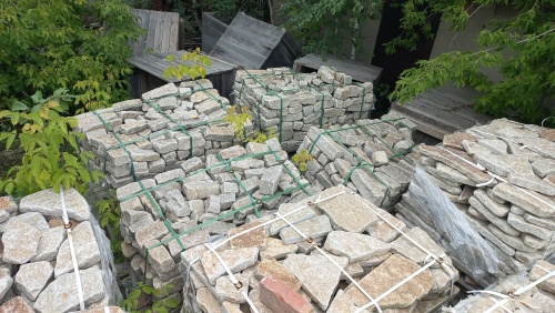 Гранитный плитняк галтованный для мощения купить в Курске