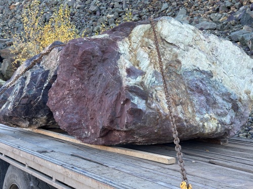 Огромные красно-фиолетовые валуны для ландшафтного дизайна весом более 5 тонн купить в Курске