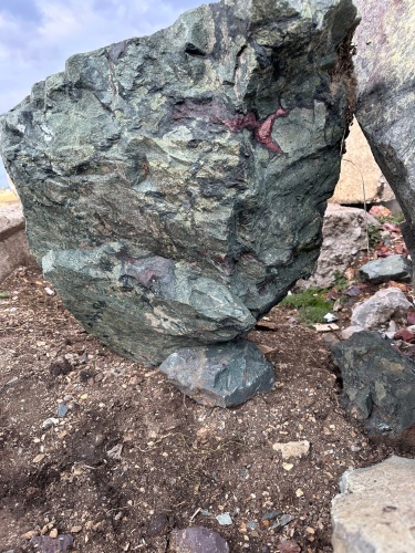 Гигантские зелёные валуны для ландшафтного дизайна весом более 5 тонн купить в Курске