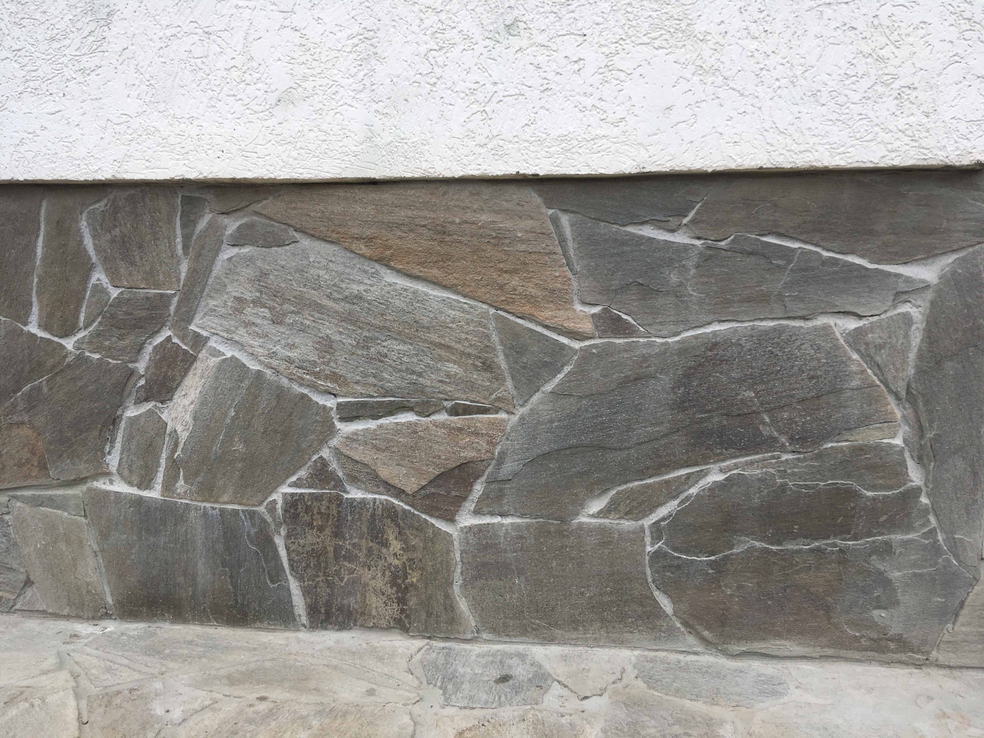 Плитняк златолит Уральский для цоколя, отмостки купить в Курске