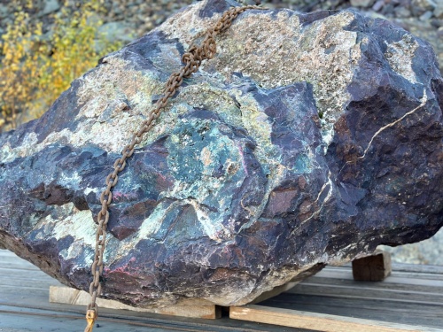 Огромные красно-фиолетовые валуны для ландшафтного дизайна весом более 5 тонн купить в Курске