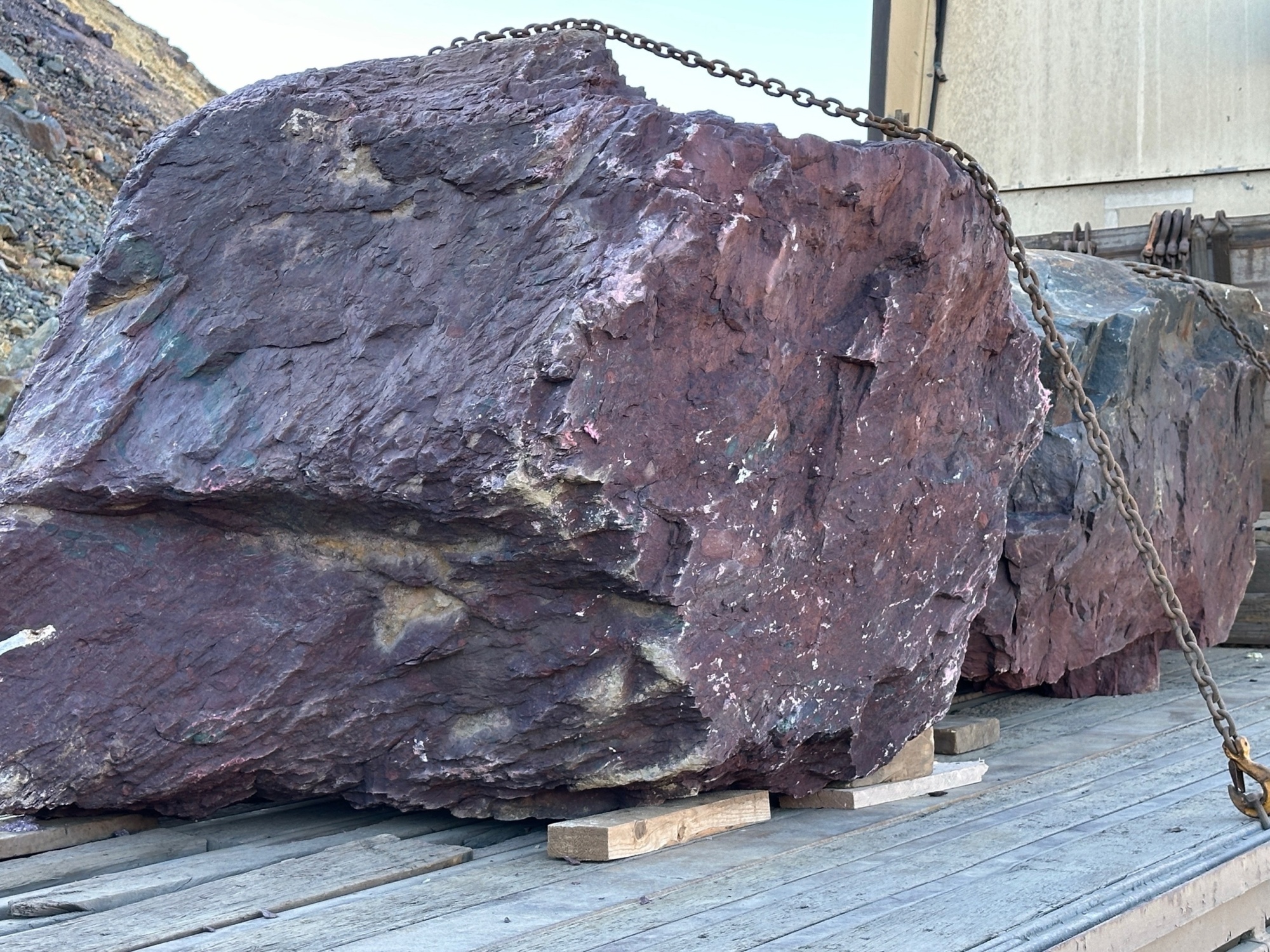 Огромные красно-фиолетовые валуны для ландшафтного дизайна весом более 5 тонн купить в Курске