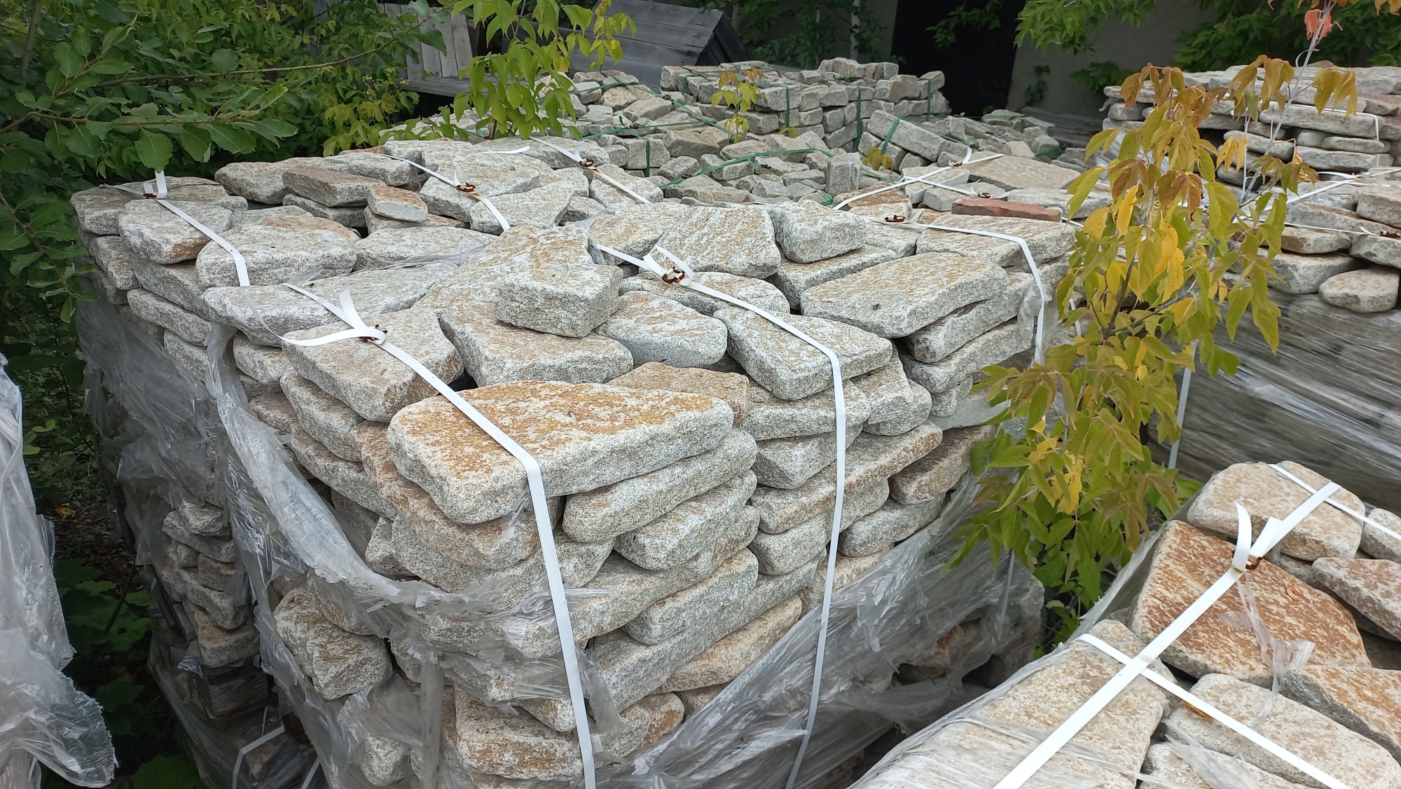 Плитняк галтованный гранитный для ландшафтного дизайна купить в Курске