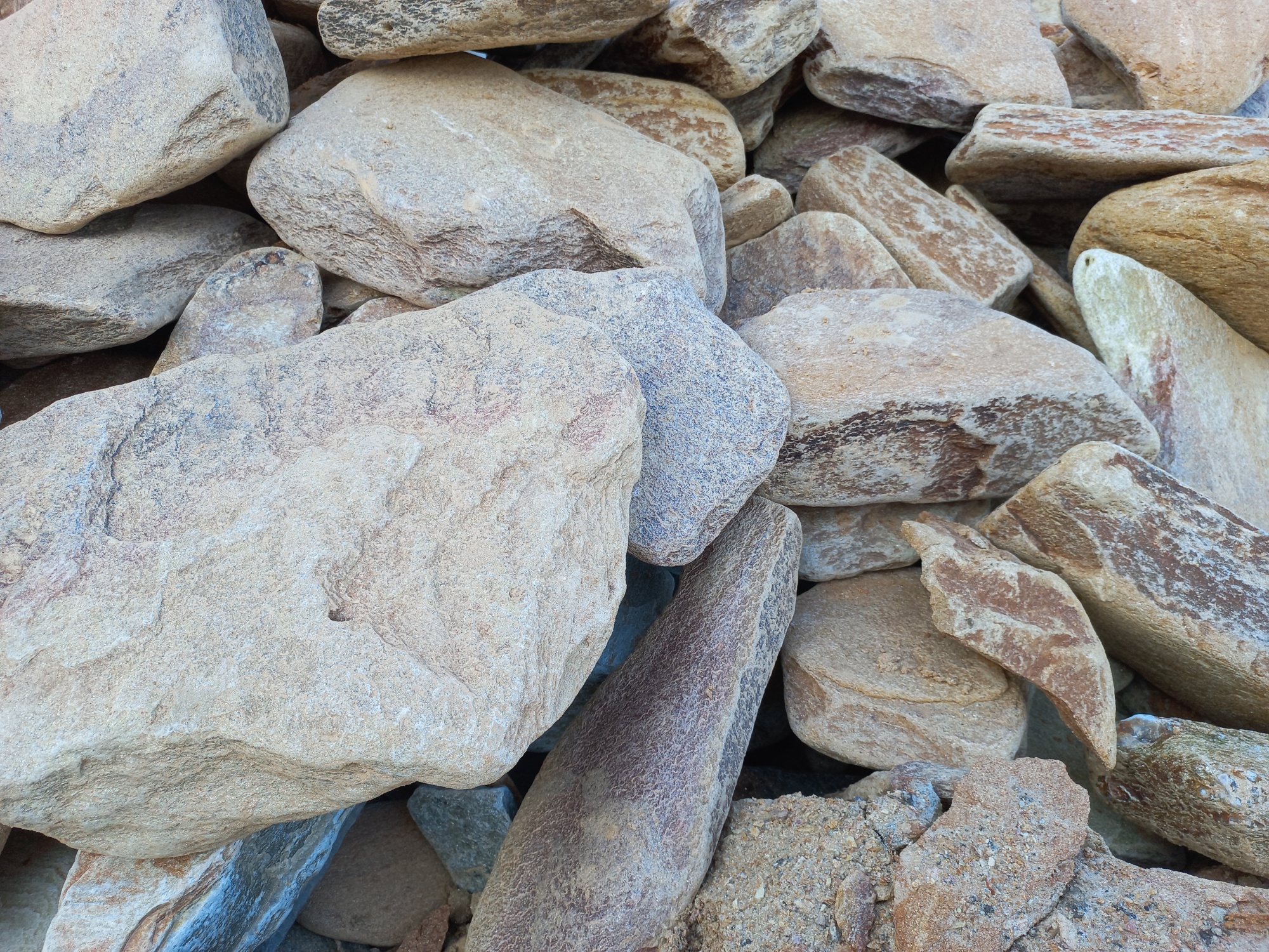 Златолит жёлтый, жёлто-зелёный глыбки и валуны для ланшафтного дизайна купить в Курске