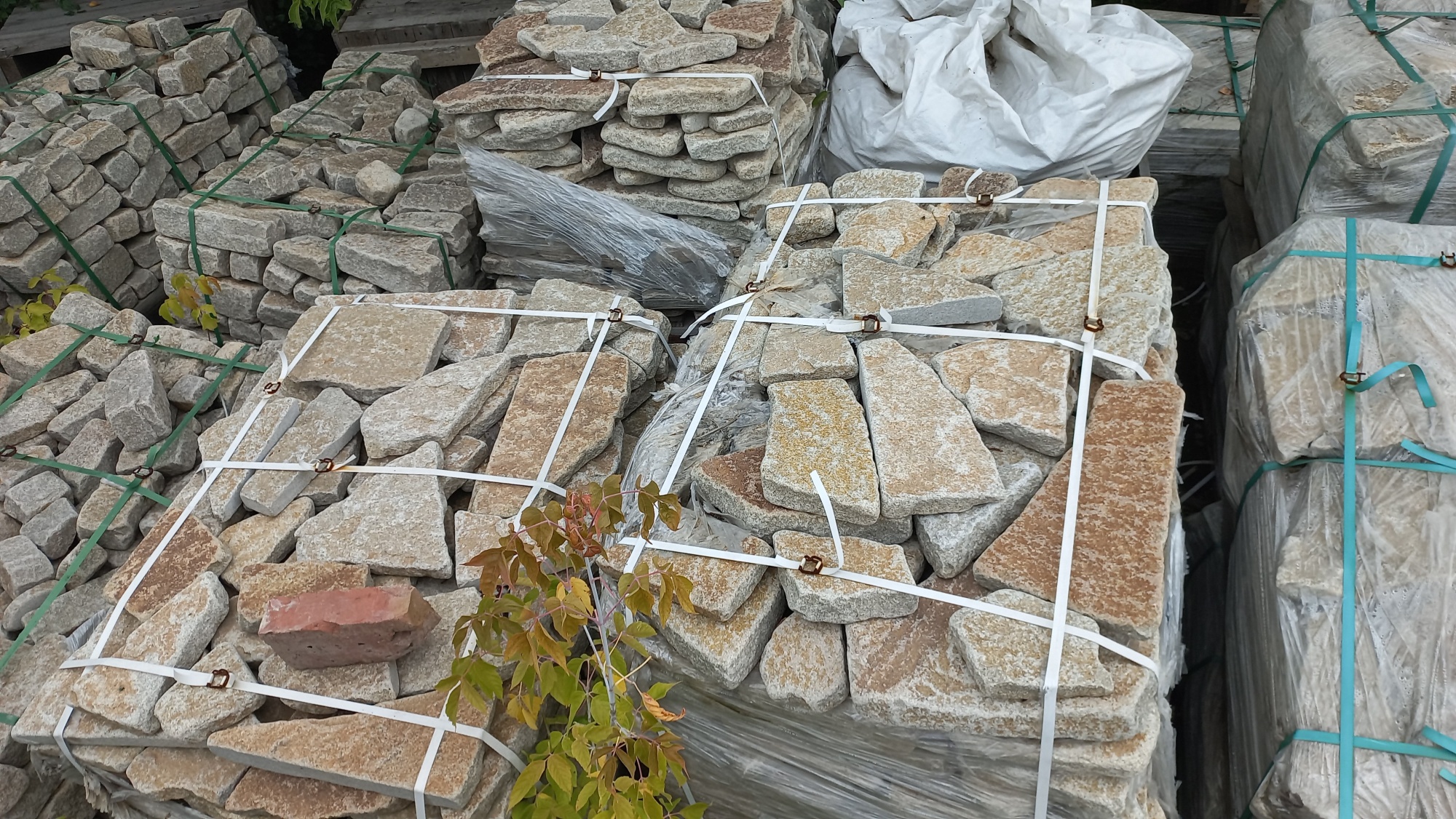 Плитняк гранитный галтованный купить в Курске