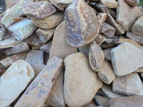 Златолит жёлтый, жёлто-зелёный глыбки и валуны для ланшафтного дизайна купить в Курске