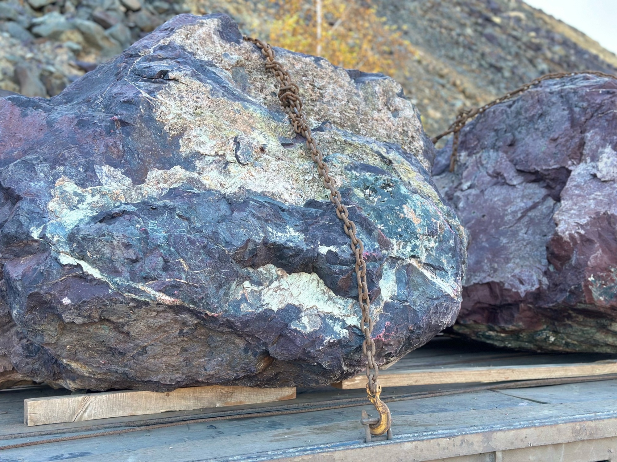 Огромные красно-фиолетовые валуны для ландшафтного дизайна весом более 5 тонн купить в Курске