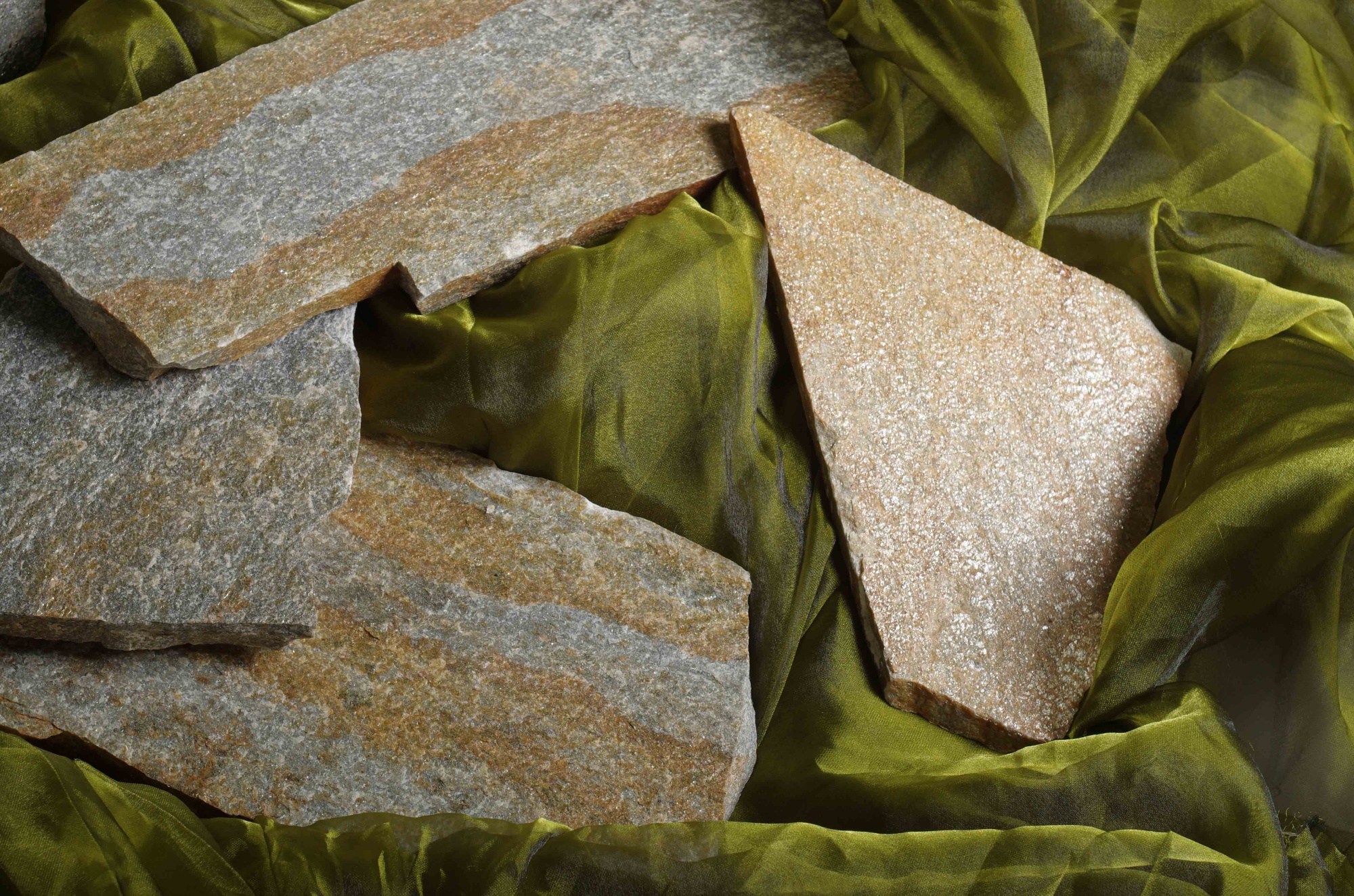 Плитняк златолит Уральский для цоколя, отмостки купить в Курске