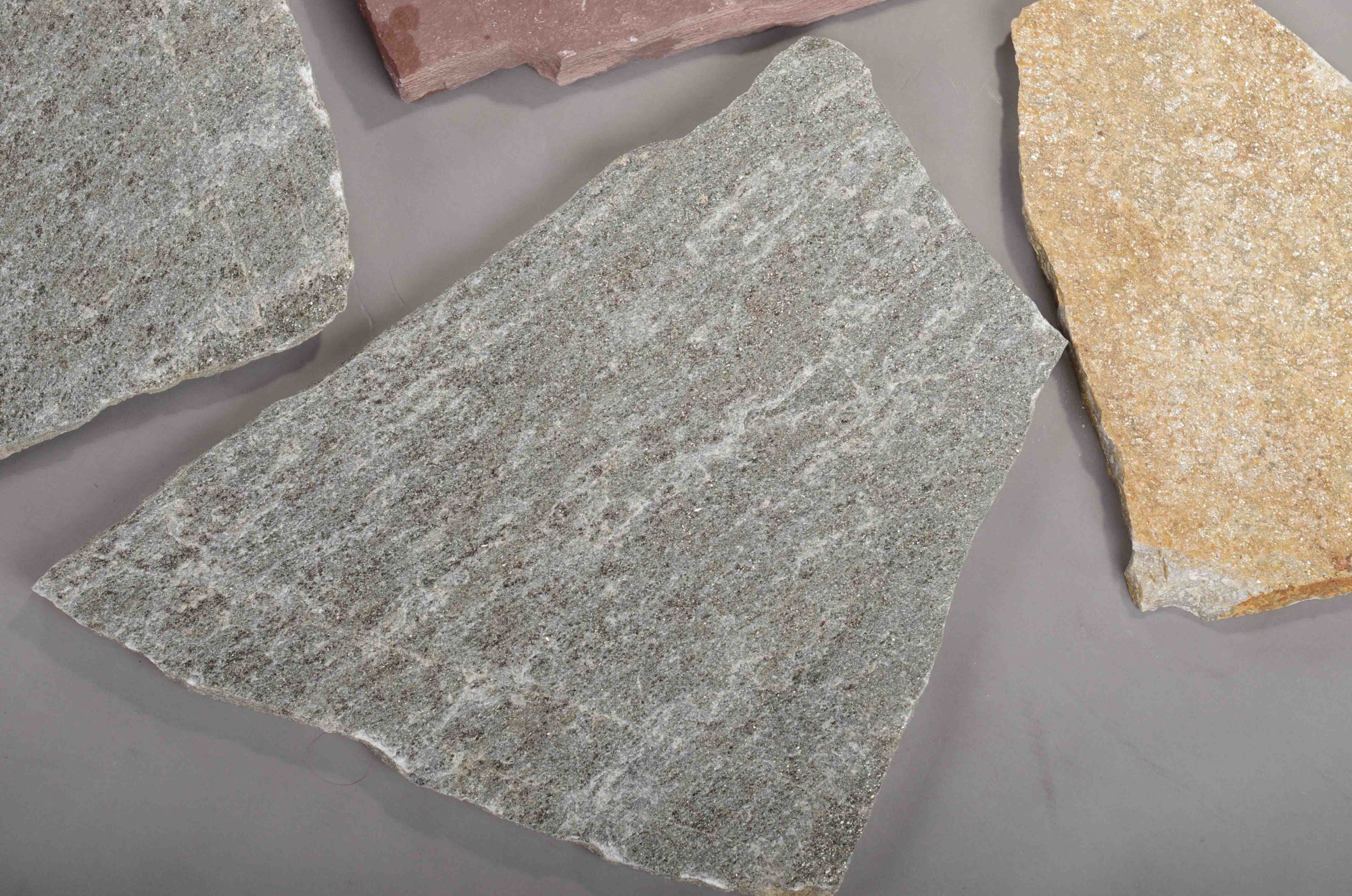 Плитняк златолит Уральский для цоколя, отмостки купить в Курске