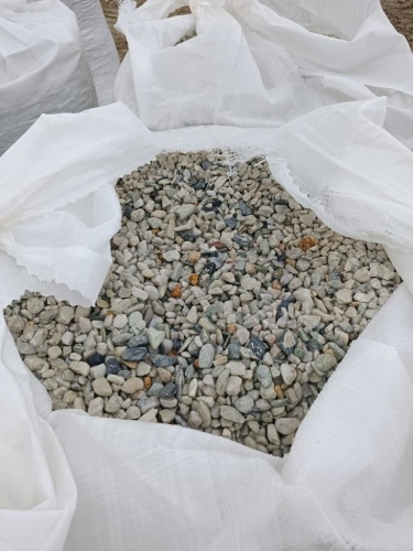 серый галтованный щебень